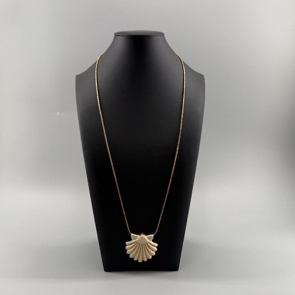 Vintage Monet Cream Enamel Gold Tone Seashell Pendant Necklace Signed